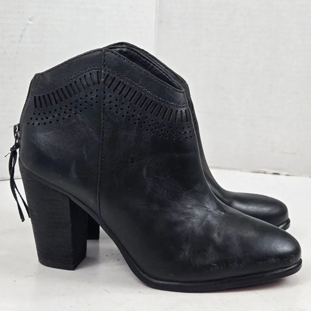 Vince Camuto Fetter Ankle Boot Leather Laser Cut Perforated Black 7M Booties EUC